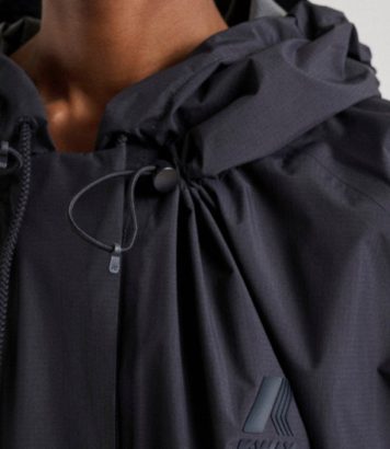 ParisSelectBook - Soeur et K-Way signent un imperméable cape aux détails féminins