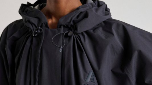 ParisSelectBook - Soeur et K-Way signent un imperméable cape aux détails féminins