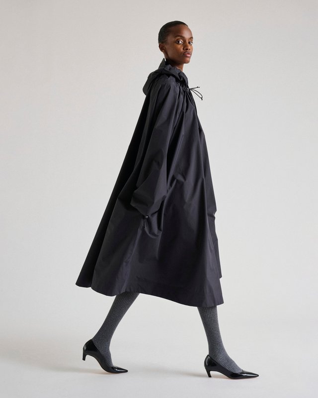 Soeur et K-Way signent un imperméable cape aux détails féminins