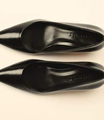 Soeur parie sur le kitten heel avec un escarpin en cuir glacé noir