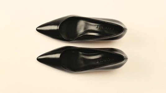 Soeur parie sur le kitten heel avec un escarpin en cuir glacé noir
