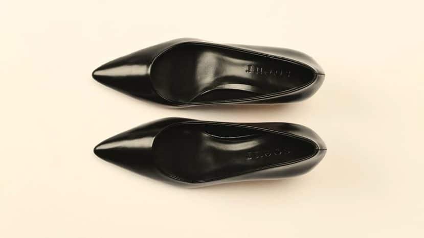 Soeur parie sur le kitten heel avec un escarpin en cuir glacé noir