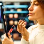 Tester le maquillage en magasin sur le dos de la main est une erreur : voici où l'appliquer vraiment