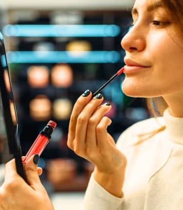 Tester le maquillage en magasin sur le dos de la main est une erreur : voici où l'appliquer vraiment