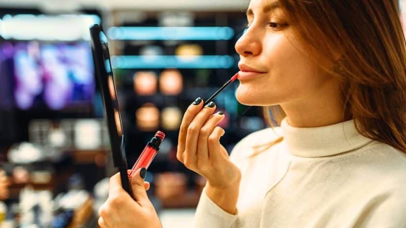 Tester le maquillage en magasin sur le dos de la main est une erreur : voici où l'appliquer vraiment
