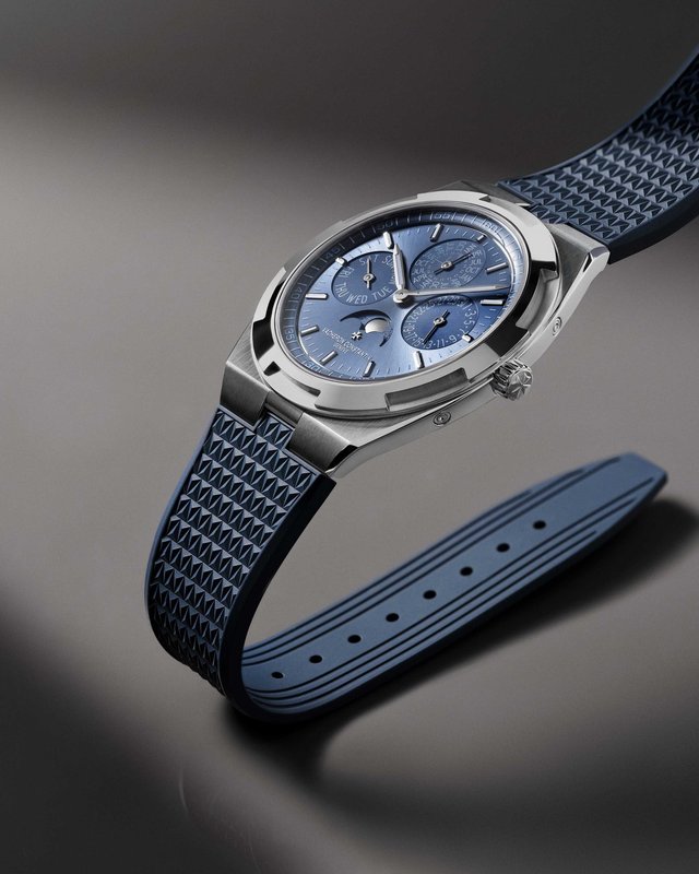 Vacheron Constantin joue la carte du cadran azure et des bracelets interchangeables