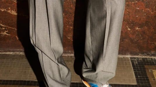 ParisSelectBook - Valentino orne ses sneakers Garavani d'un papillon couleur azur