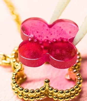 Van Cleef & Arpels et des années de recherche pour un émail rose translucide
