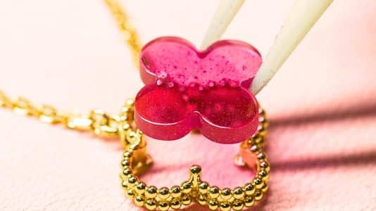 Van Cleef & Arpels et des années de recherche pour un émail rose translucide