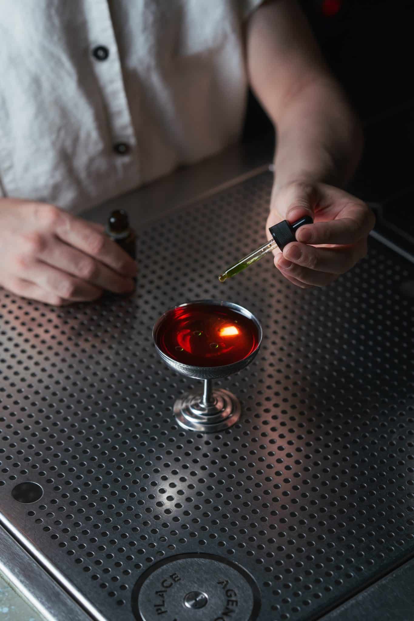 De Vie rue Saint-Sauveur s'impose comme l'adresse cocktail la plus désirable de la Fashion Week