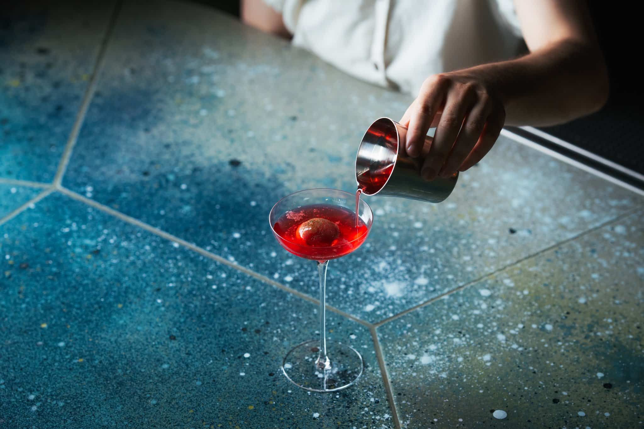 De Vie rue Saint-Sauveur s'impose comme l'adresse cocktail la plus désirable de la Fashion Week