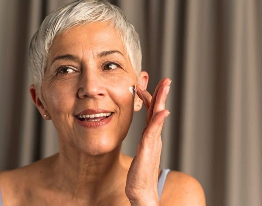 "Mon regard est plus jeune en 28 jours" : ce coffret anti-âge Aroma-Zone réduit les poches en 15 minutes