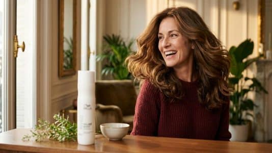 ParisSelectBook - Le shampoing Wella à 20€ qui redonne volume et brillance aux coiffures après 50 ans dès le premier lavage