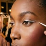 ParisSelectBook - Au défilé Dior printemps-été 2027, ce détail liner argenté en deux gestes change tout pour un maquillage de soirée