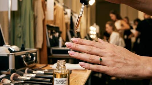 ParisSelectBook - 4 astuces manucure des backstages Stella McCartney pour des ongles impeccables 8 jours