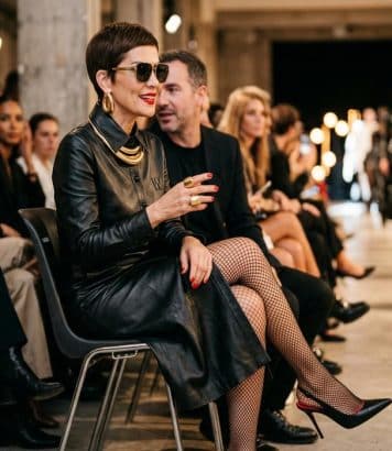 ParisSelectBook - Cristina Cordula ose la robe en cuir noir et les collants résille au défilé Weinsanto à Paris