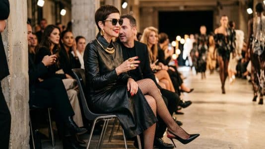 ParisSelectBook - Cristina Cordula ose la robe en cuir noir et les collants résille au défilé Weinsanto à Paris