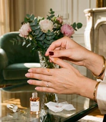 ParisSelectBook - Les ongles ont-ils vraiment besoin de pauses entre deux manucures ?