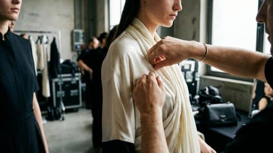 ParisSelectBook - Armani radicalise son minimalisme avec Evoluzione, sa collection femme 2027