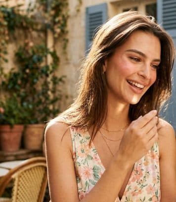 ParisSelectBook - Emily Ratajkowski en héroïne de rom-com pour le fond de teint Kiko Milano à 21,99€
