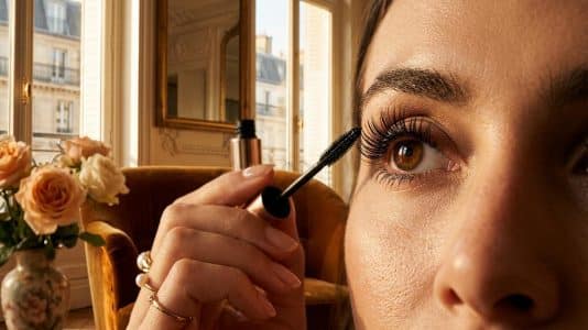 ParisSelectBook - "On dirait que j'ai des extensions" : ce mascara Maybelline à prix mini allonge les cils courts en regard XXL
