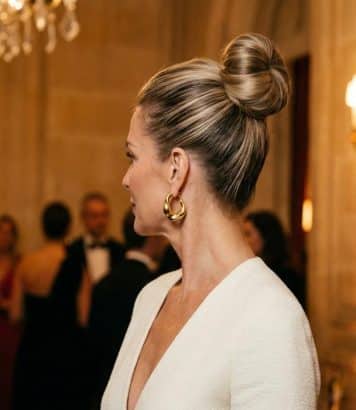 ParisSelectBook - Le chignon haut de Laeticia Hallyday, la coiffure parfaite pour lifter le visage après 50 ans