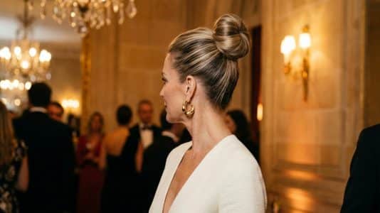 ParisSelectBook - Le chignon haut de Laeticia Hallyday, la coiffure parfaite pour lifter le visage après 50 ans