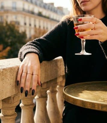 ParisSelectBook - Tendances manucure d'octobre sur les stars : du rouge coquelicot de Rihanna au noir brillant de Cardi B