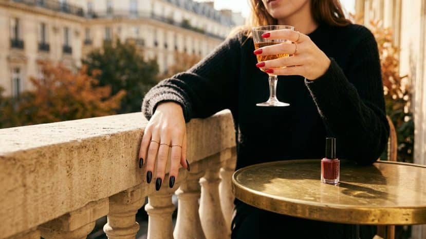 ParisSelectBook - Tendances manucure d'octobre sur les stars : du rouge coquelicot de Rihanna au noir brillant de Cardi B