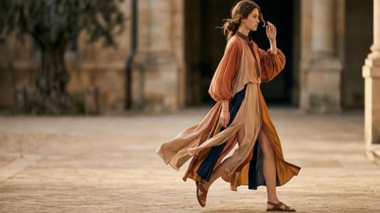 ParisSelectBook - Hermès joue avec l'air pour habiller le mouvement au printemps