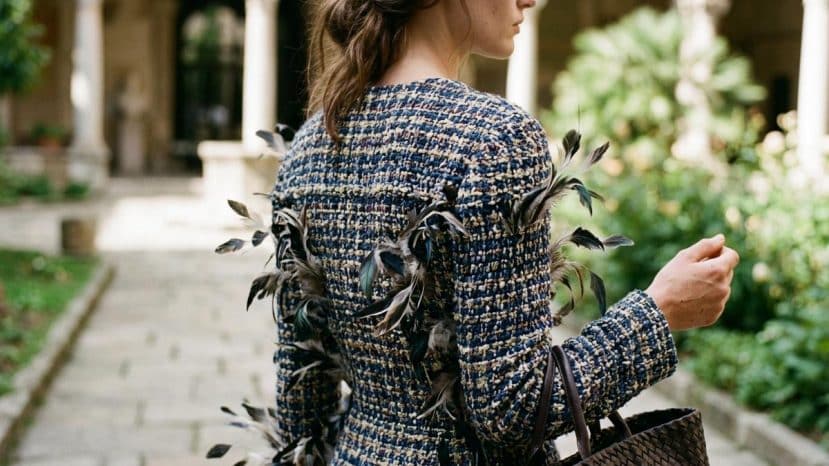 ParisSelectBook - Matthieu Blazy libère Chanel printemps-été 2027 en plumes et tweed
