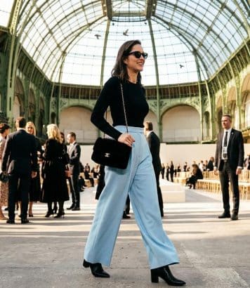 ParisSelectBook - Au défilé Chanel, Marion Cotillard porte le pantalon bleu pastel large qui remplace le jean cet automne