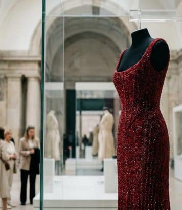 ParisSelectBook - À la Tate Britain, Alexander McQueen prête ses robes des années 90