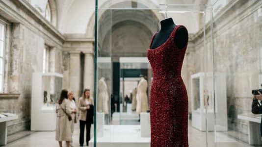 ParisSelectBook - À la Tate Britain, Alexander McQueen prête ses robes des années 90
