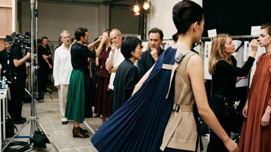 ParisSelectBook - Sacai réunit une équipe internationale pour son défilé printemps-été 2027
