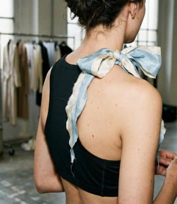 ParisSelectBook - Miu Miu réduit le vêtement à un nœud de soie porté à même la peau