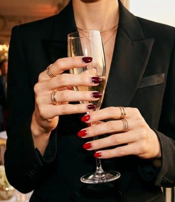 ParisSelectBook - Les manucures des stars en octobre : bordeaux, rouge vif et cristaux dominent les tapis rouges