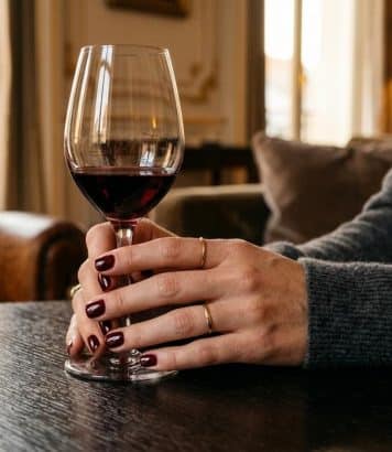 ParisSelectBook - Les Merlot Nails s'imposent cet automne avec 786 % de recherches en plus sur les ongles courts