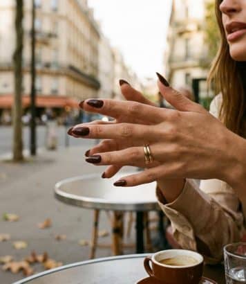 ParisSelectBook - Hailey Bieber lance la manucure marron de l'automne depuis Paris avec des ongles en amande