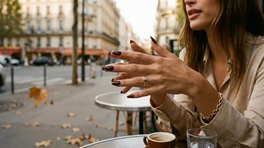 ParisSelectBook - Hailey Bieber lance la manucure marron de l'automne depuis Paris avec des ongles en amande