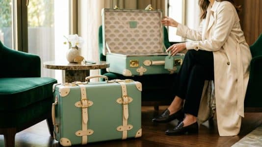 ParisSelectBook - Mandarin Oriental et Globe-Trotter réunis par le vert céladon