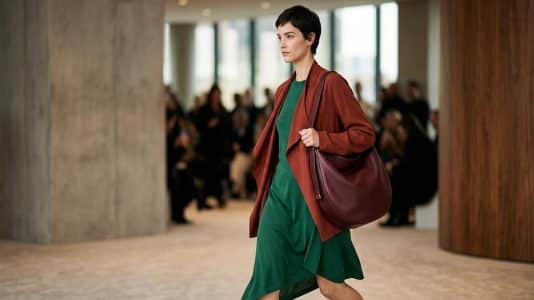 ParisSelectBook - Ghesquière place l'ergonomie au coeur du nouveau Louis Vuitton
