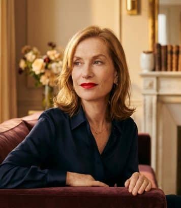 ParisSelectBook - Isabelle Huppert à 73 ans porte ce rouge à lèvres vif dans la campagne Byredo