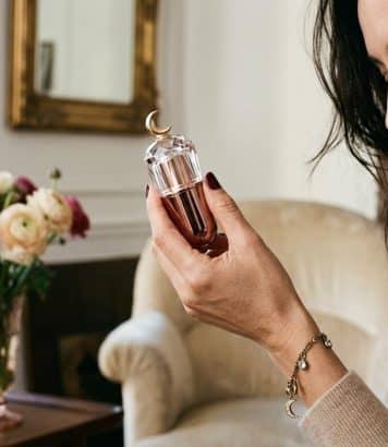 ParisSelectBook - Carolina Herrera habille son baume à lèvres en écrin de cristal