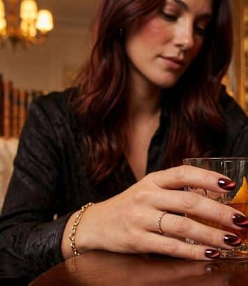 ParisSelectBook - Les tendances beauté Pinterest pour l'hiver 2026 pointent vers des ongles chrome à +1 585 % et des cheveux cherry cola