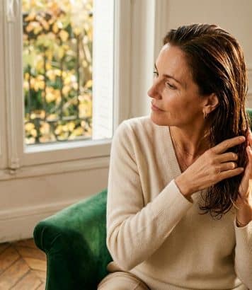 ParisSelectBook - Le hair oiling avant shampooing réduit les tiraillements du cuir chevelu sec en automne après 50 ans