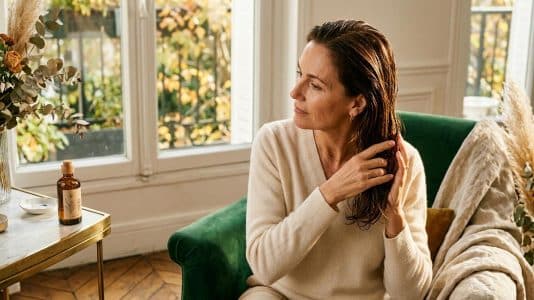 ParisSelectBook - Le hair oiling avant shampooing réduit les tiraillements du cuir chevelu sec en automne après 50 ans