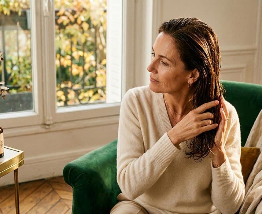 ParisSelectBook - Le hair oiling avant shampooing réduit les tiraillements du cuir chevelu sec en automne après 50 ans