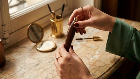 ParisSelectBook - Le mascara 2-en-1 Bourjois à 15,90€ qui change de brosse pour allonger ou volumiser les cils en brun épicé