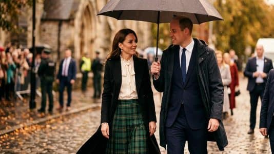 ParisSelectBook - Kate Middleton affiche un look automnal parfait aux côtés de William à Belfast pour Homewards